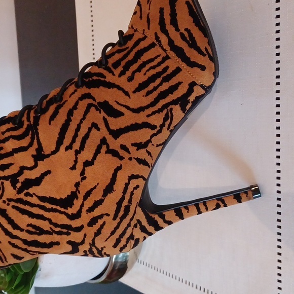 Qupid-(Sz 8) Brown/Blk animal print Ankle Boot-Tie up front inside Zipper 4"heel - Picture 5 of 10